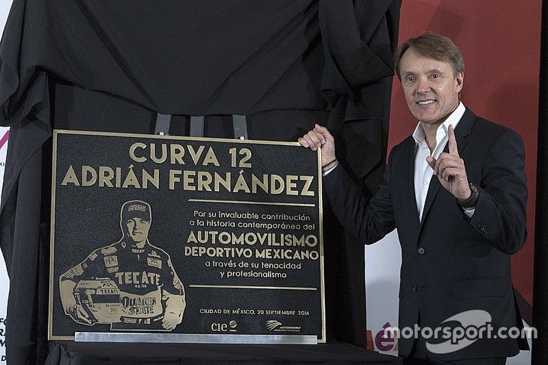 Adrián Fernández con su placa conmemorativa Curva 12 que llevara su nombre en el AUtódromo Hermanos Rodrígiuez