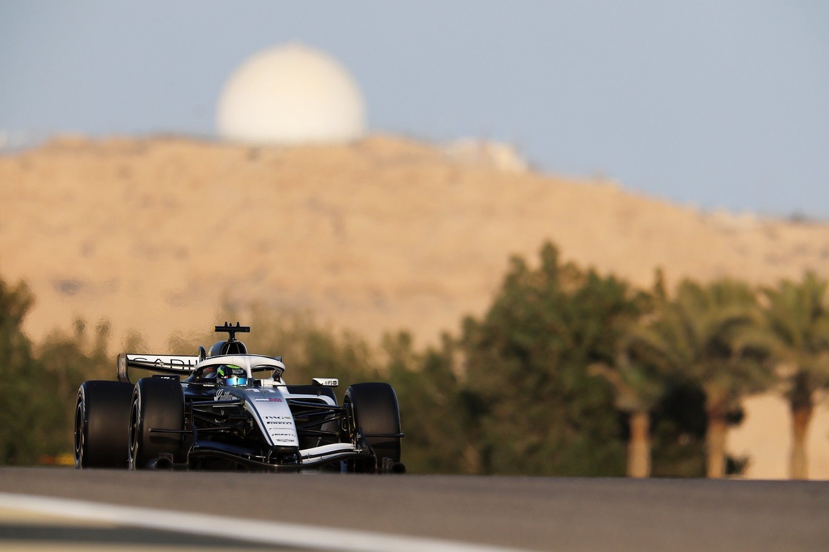 LIVE: F1 Bahrain pre-season testing - Perez causes early red flag, Red Bull stuck in garage | Live text | Autosport.com