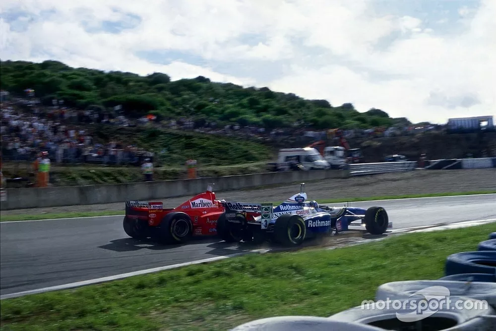 Michael Schumacher, Ferrari F310B stuurt in op Jacques Villeneuve, Williams FW19 Renault