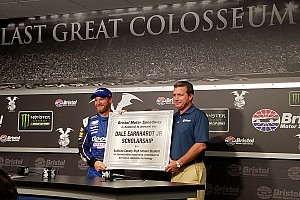 El Bristol Motor Speedway rinde homenaje a Dale Earnhardt Jr.