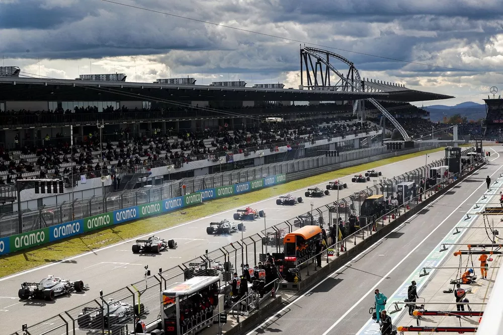 Los coches se alinean en la parrilla antes del comienzo de la carrera