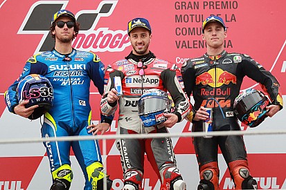 Dovizioso se impone en Valencia bajo el diluvio
