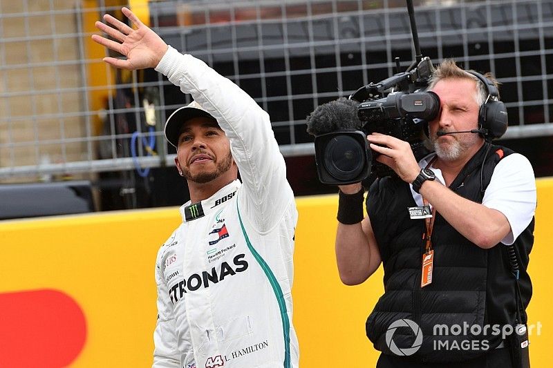 Le poleman Lewis Hamilton, Mercedes-AMG F1 W09  dans le parc fermé