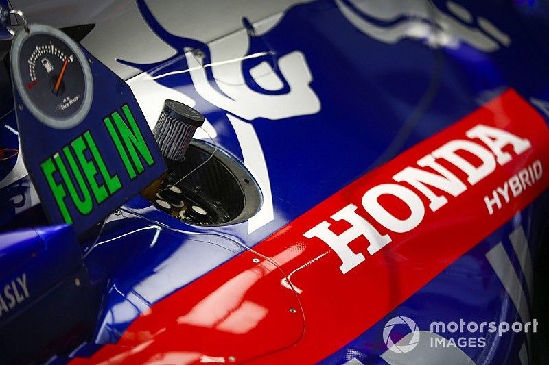 Logo de Honda en una cubierta del motor Toro Rosso