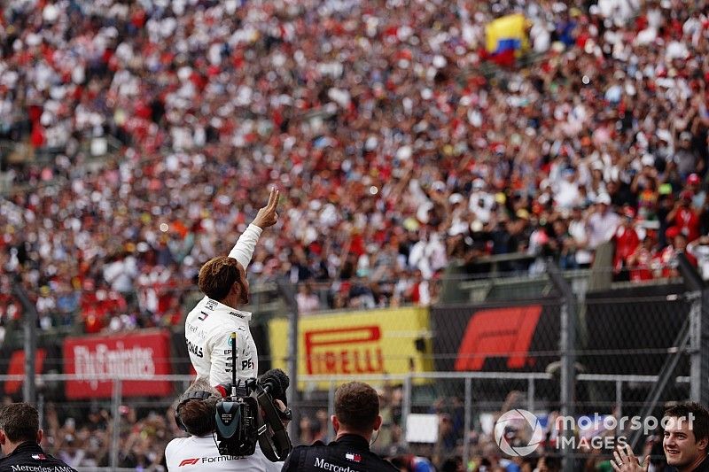 Lewis Hamilton, Mercedes AMG F1, celebra con los fan&aacute;ticos luego de ganar su quinto Campeonato Mundial