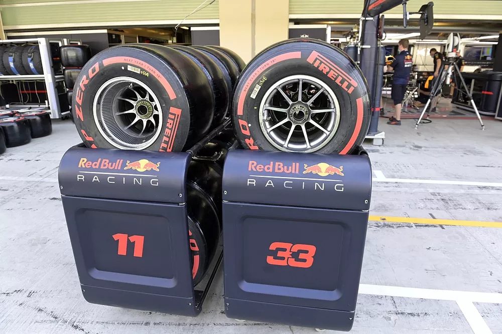 Neum&aacute;ticos Pirelli en el pitlane