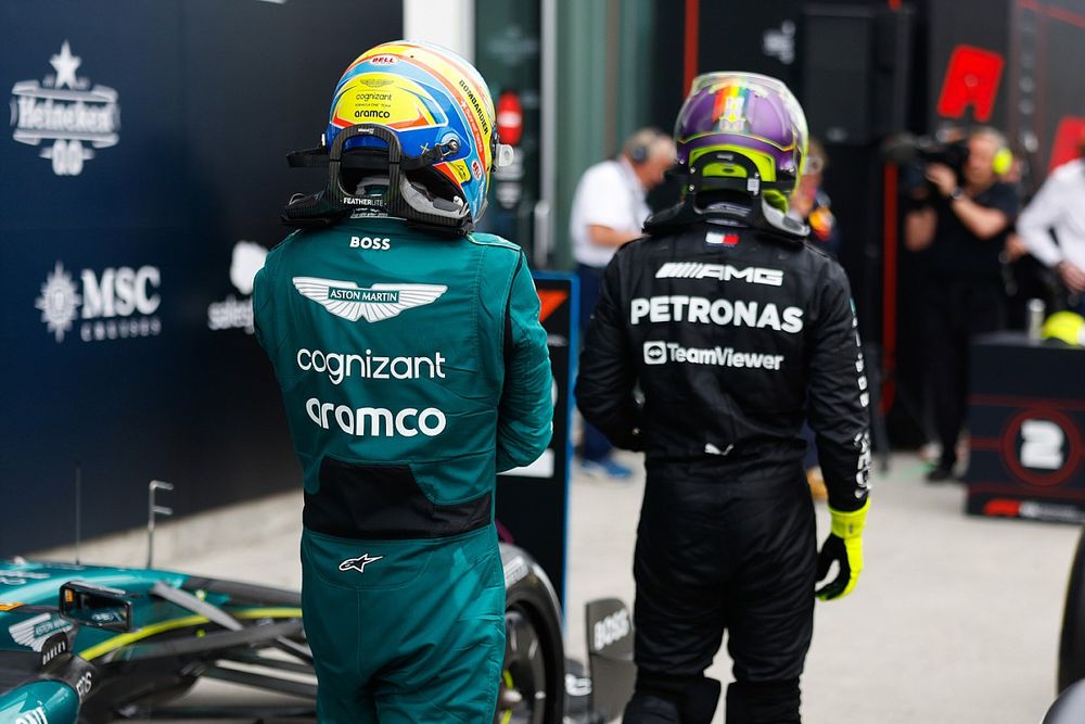 Fernando Alonso, Aston Martin F1 Team, 2ª posición, Lewis Hamilton, Mercedes-AMG, 3ª posición, en Parc Ferme