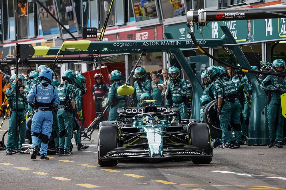 Fernando Alonso, Aston Martin AMR23, in the pits