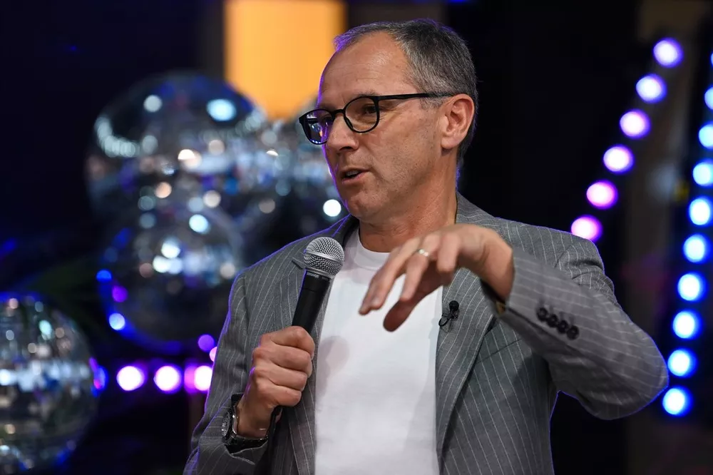 Stefano Domenicali, Director General de la F&oacute;rmula 1, en la entrega de obsequios del crucero