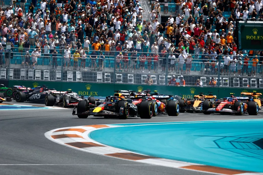 Max Verstappen, Red Bull Racing RB20, Charles Leclerc, Ferrari SF-24, Carlos Sainz, Ferrari SF-24, Oscar Piastri, McLaren MCL38, the rest of the field on the opening lap of the Sprint race