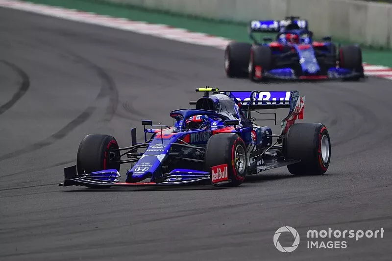 Pierre Gasly, Toro Rosso STR14, en Daniil Kvyat, Toro Rosso STR14