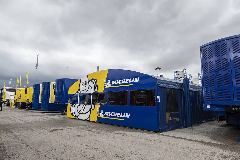 Les camions de Michelin dans le paddock