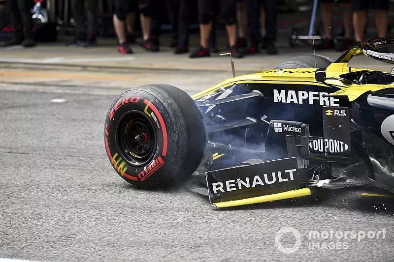Nico Hulkenberg, Renault R.S. 19, arrives in the pit lane with from end damage after an off in Q1