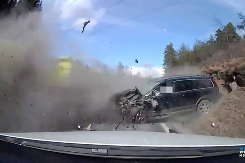 Відео: як водій Volvo вижив після лобового зіткнення