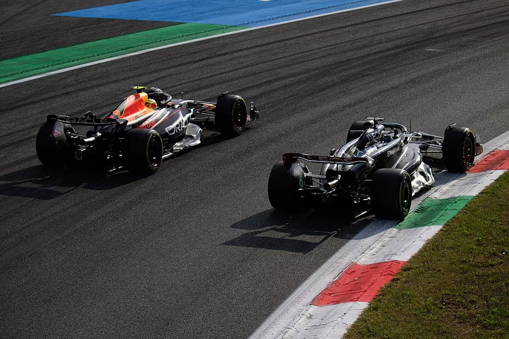 Sergio Perez, Red Bull Racing RB19, George Russell, Mercedes W14