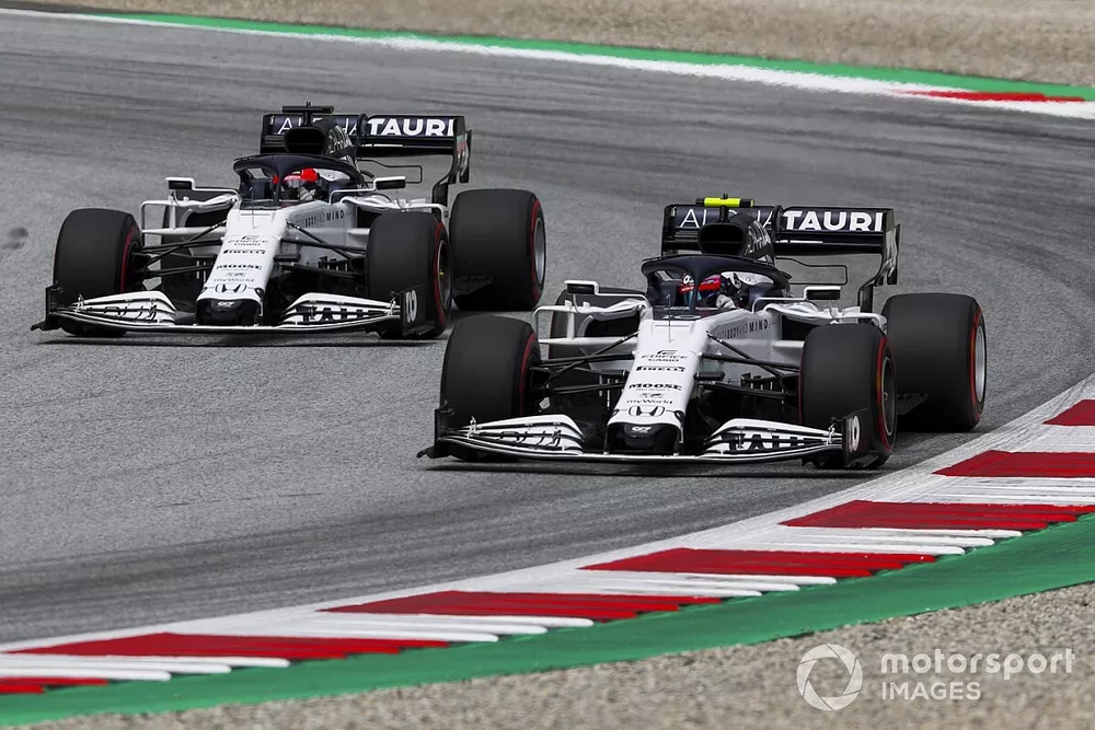 Pierre Gasly, AlphaTauri AT01, precede Daniil Kvyat, AlphaTauri AT01