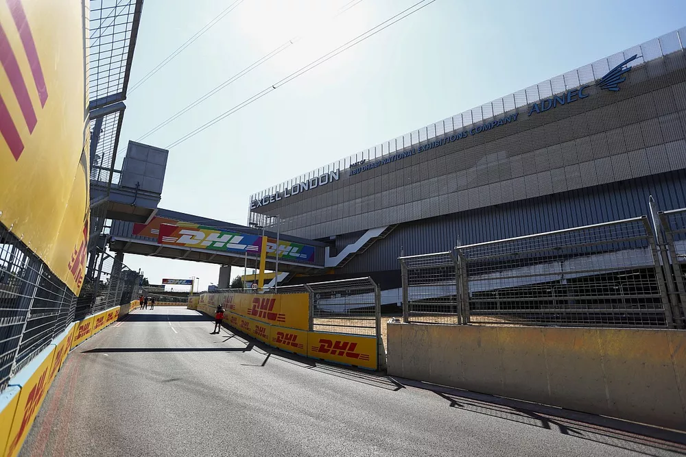 Circuito E-Prix de Londres con el ExCeL London como tel&oacute;n de fondo