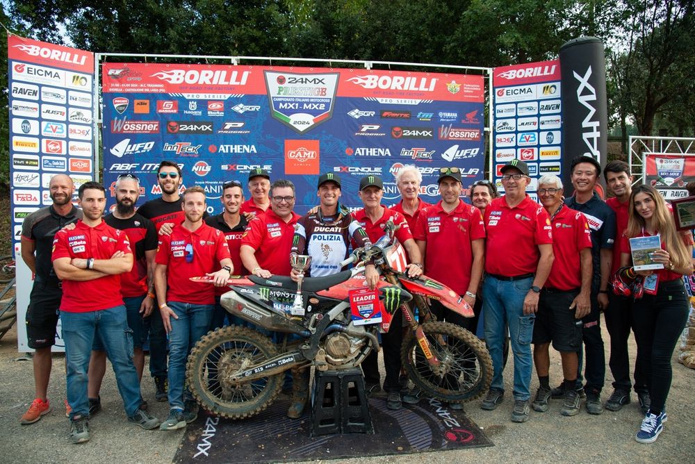 Alessandro Lupino con il team Ducati e la Desmo450 MX