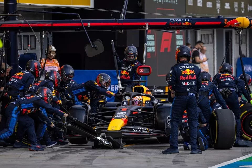 Max Verstappen, Red Bull Racing RB20, effettua il pit stop