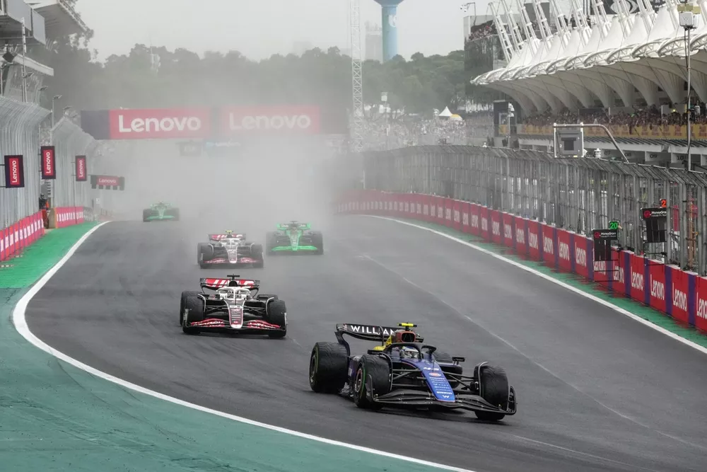 Franco Colapinto, Williams FW46, Oliver Bearman, Haas VF-24, Nico Hulkenberg, Haas VF-24