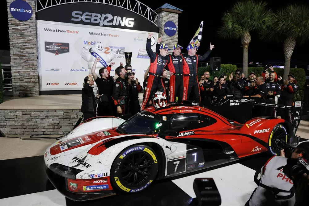 Race winner #7 Porsche Penske Motorsport Porsche 963: Felipe Nasr, Nick Tandy, Laurens Vanthoor
