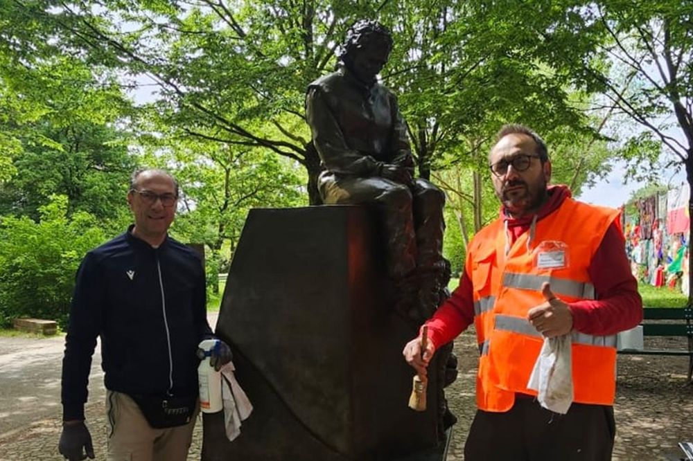 Pulizia statua Senna