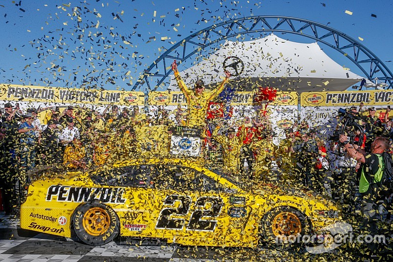Logano narrowly beats Keselowski in Penske 1-2 at Las Vegas
