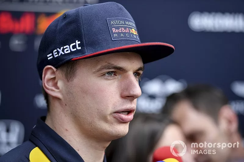 Max Verstappen, Red Bull Racing con los medios