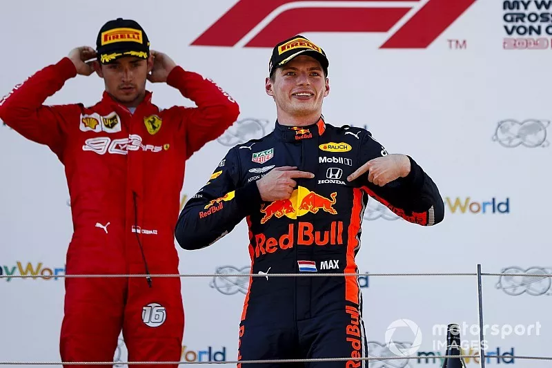 Podio: ganador de la carrera Max Verstappen, Red Bull Racing celebra, el segundo lugar Charles Leclerc, Ferrari