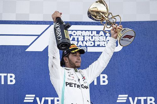 Ferrari se atrapalha, Hamilton aproveita estratégia e vence GP da Rússia de F1