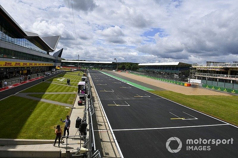 Nueva superficie de pista en la recta principal