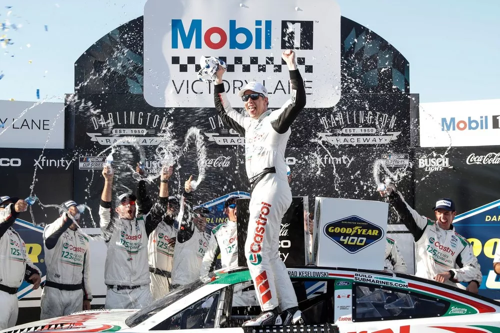 El ganador Brad Keselowski, RFK Racing, Ford Mustang