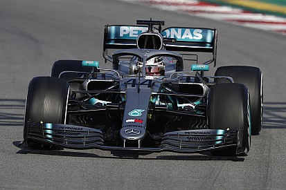 Hamilton: Mercedes, Ferrari'yi kovalarken aşırı zorlamamalı