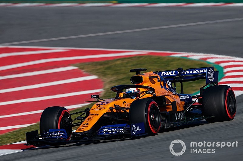 Sainz acaba líder en Barcelona; Ferrari naufraga
