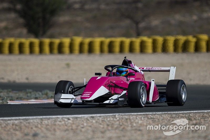 Acción en pista con el WSeries Tatuus F3 T-318 car