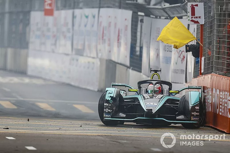 Nelson Piquet Jr., Panasonic Jaguar Racing, Jaguar I-Type 3, causa una bandera amarilla