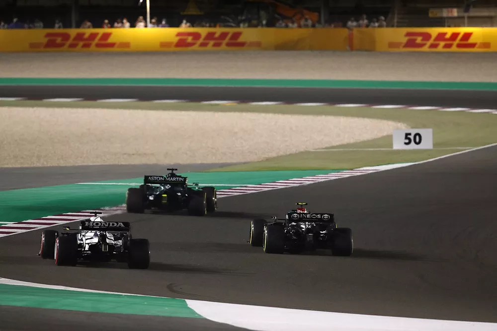 Lance Stroll, Aston Martin AMR21, Valtteri Bottas, Mercedes W12, y Yuki Tsunoda, AlphaTauri AT02