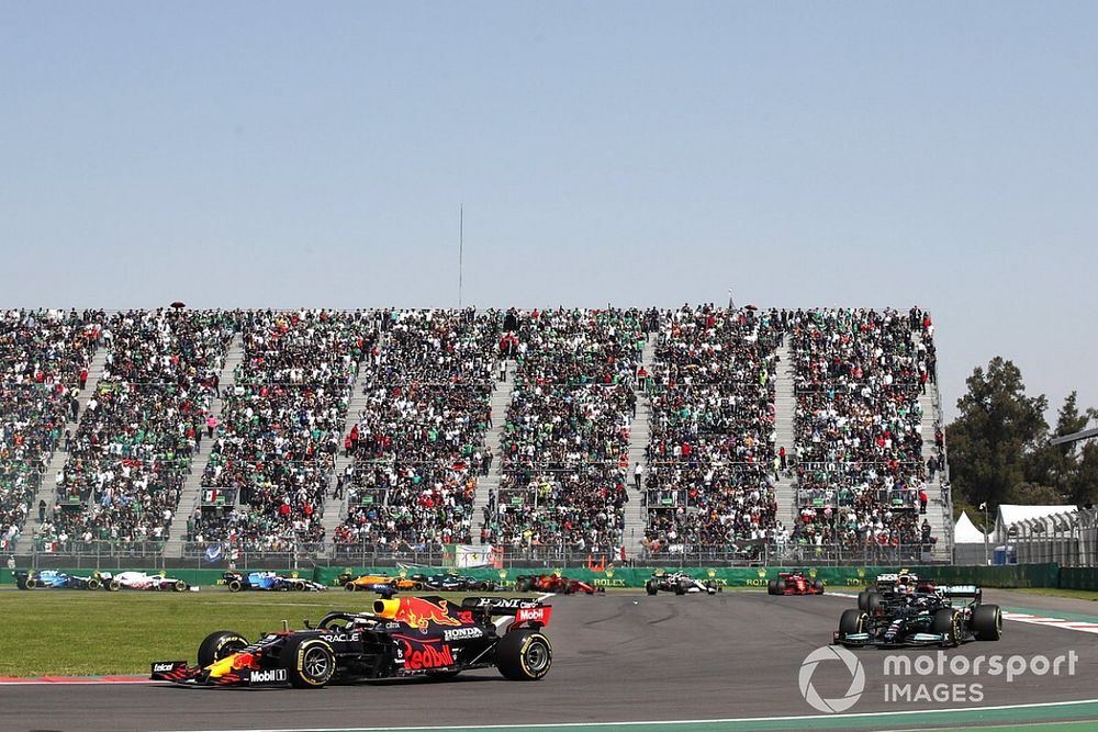 Max Verstappen, Red Bull Racing RB16B, Lewis Hamilton, Mercedes W12, Sergio Perez, Red Bull Racing RB16B, and the rest of the field at the start