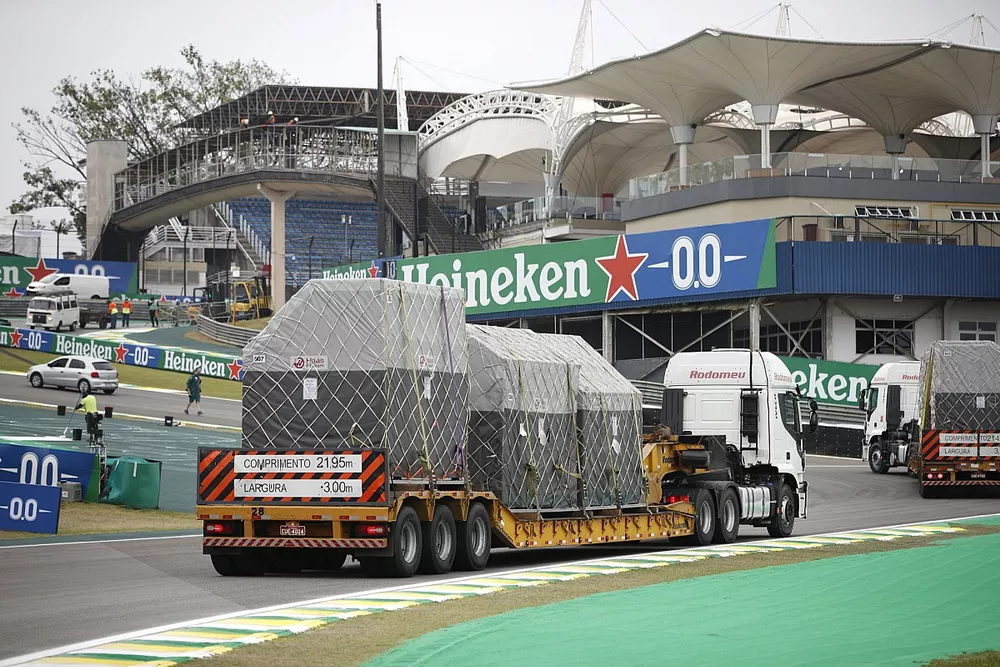 Camiones entregan el equipo en la pista