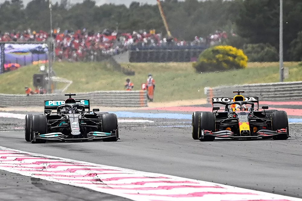Max Verstappen, Red Bull Racing RB16B overtakes Lewis Hamilton, Mercedes W12 
