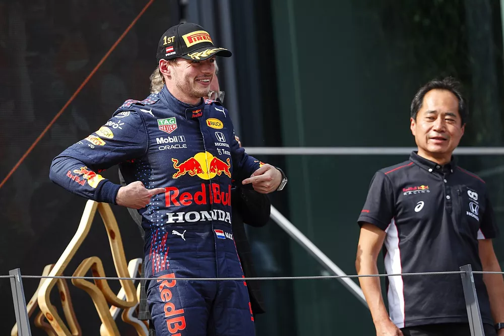 Max Verstappen, Red Bull Racing, 1st position, and Toyoharu Tanabe, F1 Technical Director, Honda, on the podium