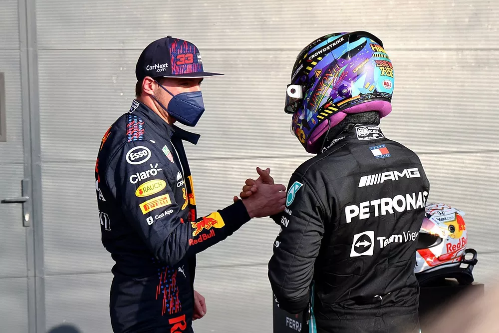Ganador de la primera posici&oacute;n para la carrera Sprint Lewis Hamilton, Mercedes y el segundo lugar Max Verstappen, Red Bull Racing