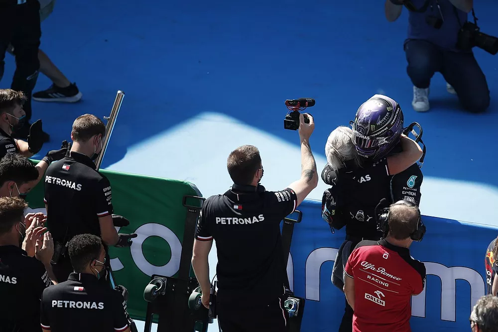 Ganador de la pole Lewis Hamilton, de Mercedes, es felicitado por su equipo tras conseguir su 100ª pole position