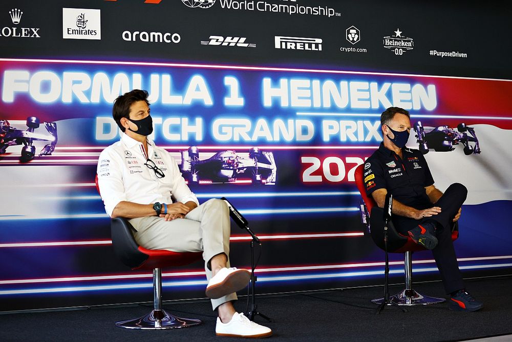 Toto Wolff, director de equipo y consejero delegado de Mercedes AMG, y Christian Horner, director de equipo de Red Bull Racing, en la conferencia de prensa de los directores de equipo