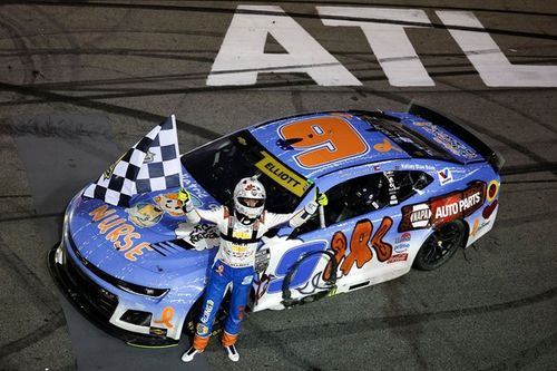 NASCAR Cup: Chase Elliott se lleva en casa una caótica carrera en Atlanta