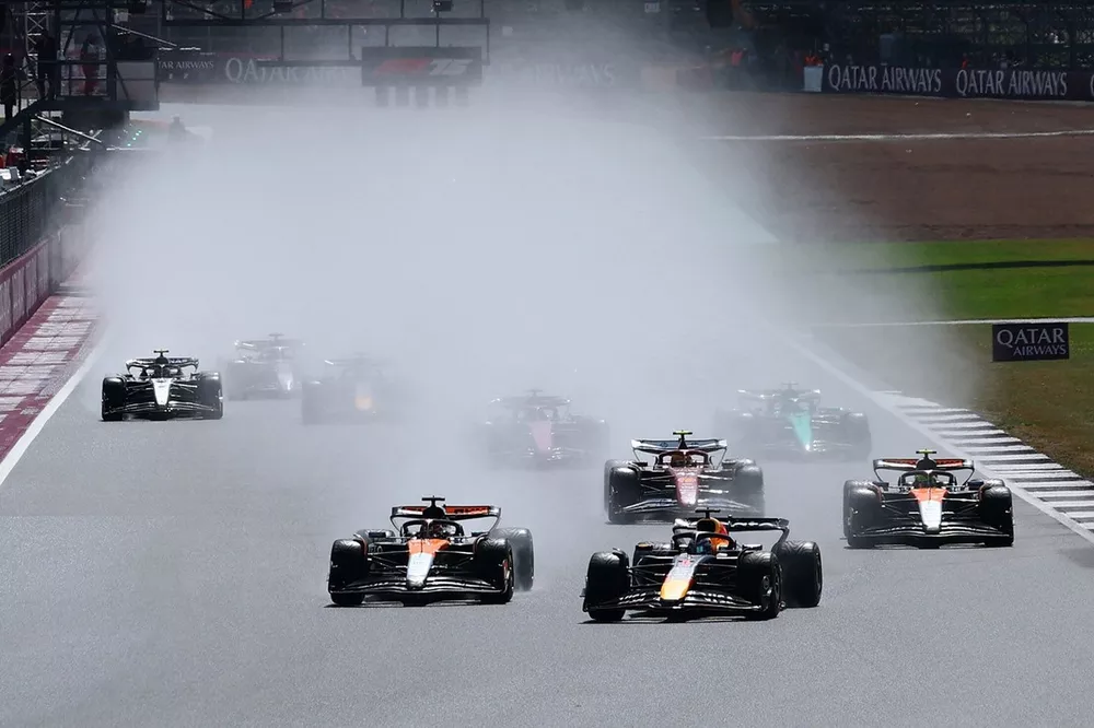 Max Verstappen, da Red Bull Racing, lidera na largada