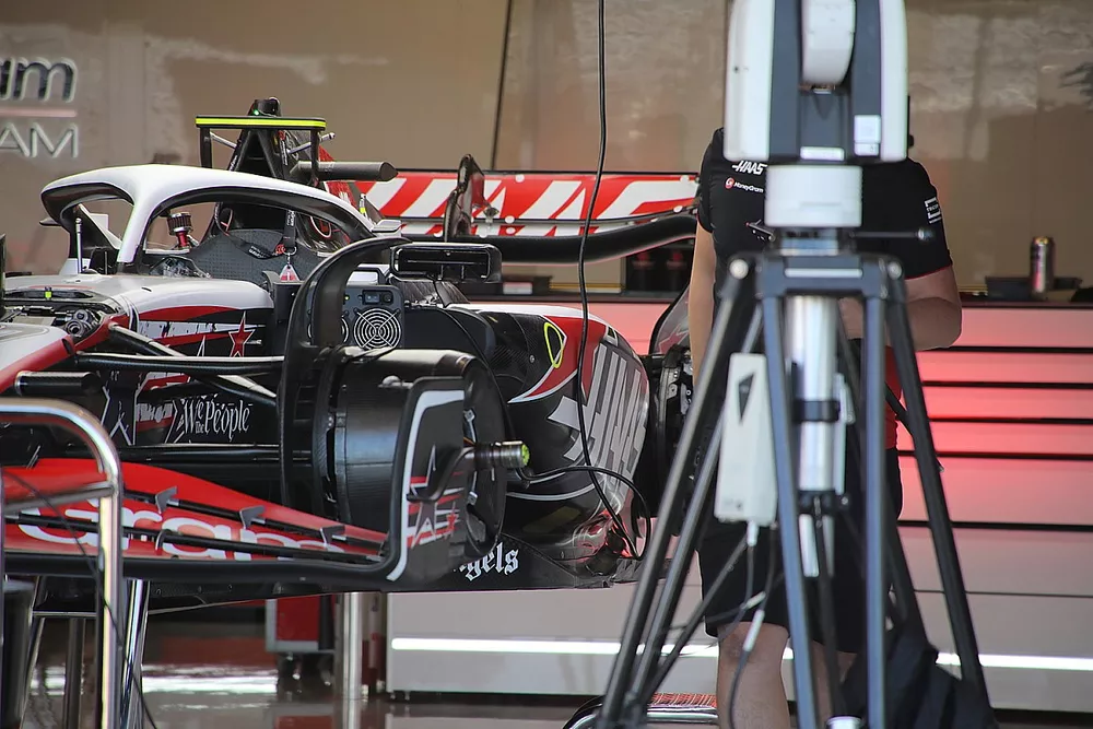 El Haas VF-23 en el garaje 