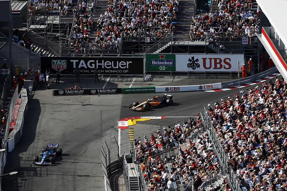 Fernando Alonso, Alpine A522, Daniel Ricciardo, McLaren MCL36