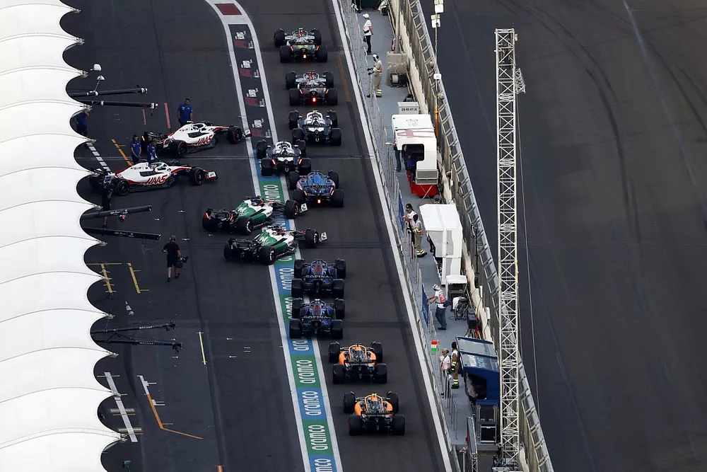 Los pilotos saliendo de boxes