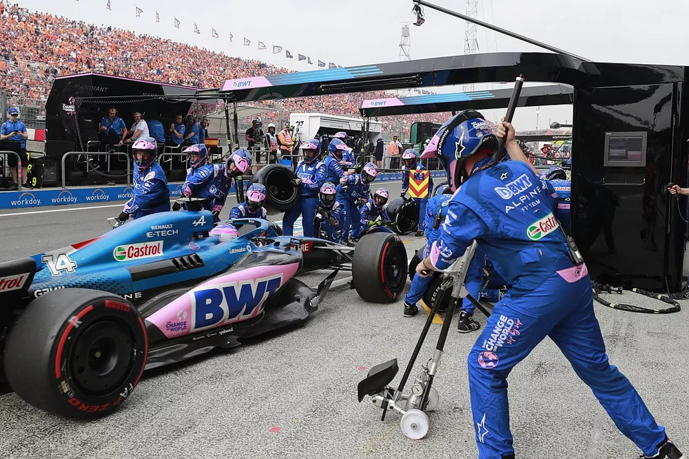 Fernando Alonso, Alpine A522, makes a pit stop